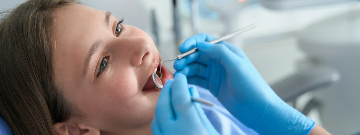 dziewczynka u&nbsp;stomatologa